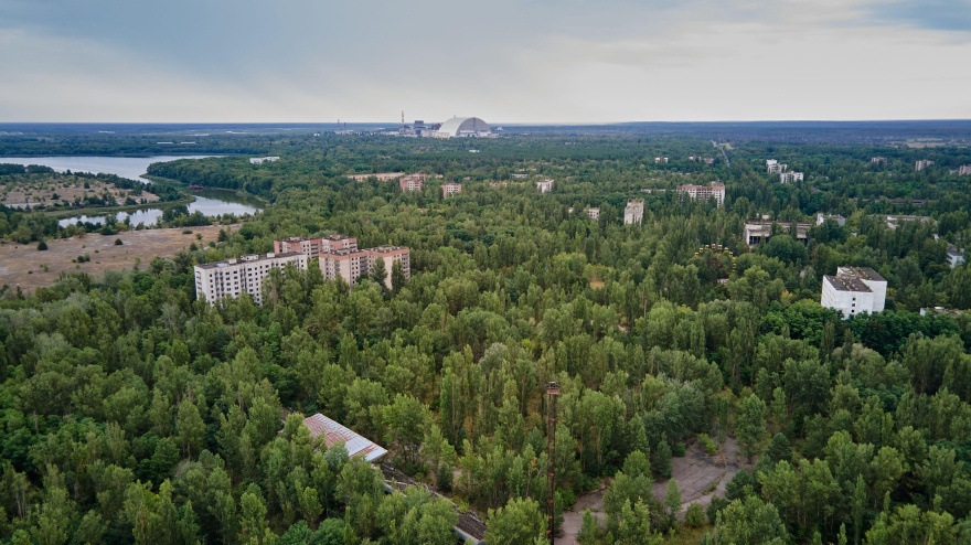 Vista aérea de Chernóbil, Ucrania. Zona de exclusión. Zona de alta radiactividad. Ruinas de la ciudad fantasma abandonada de Pripyat. Ruinas de edificios.
