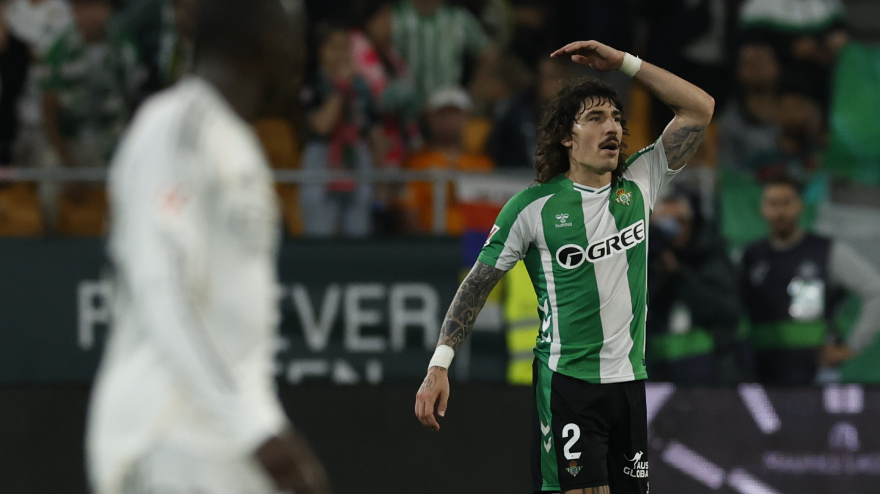 Bellerín celebra su gol en el Betis - Real Madrid