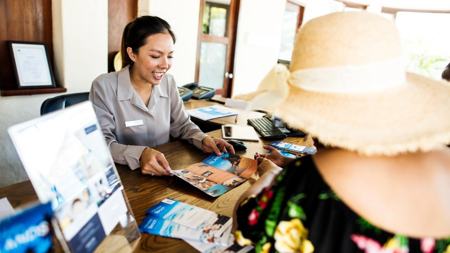 Una recepcionista atiende a una turista.SOCIEDAD JUNTA DE ANDALUCÍA