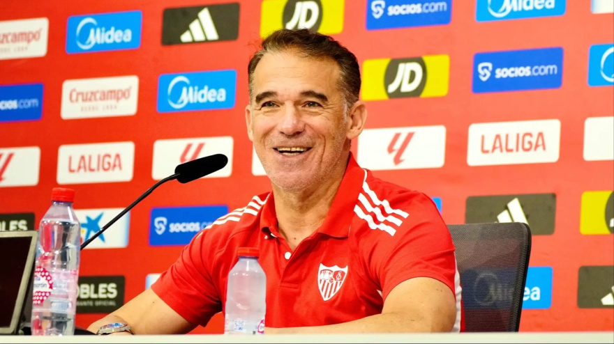 Luis García, en rueda de prensa en la ciudad deportiva del Sevilla.