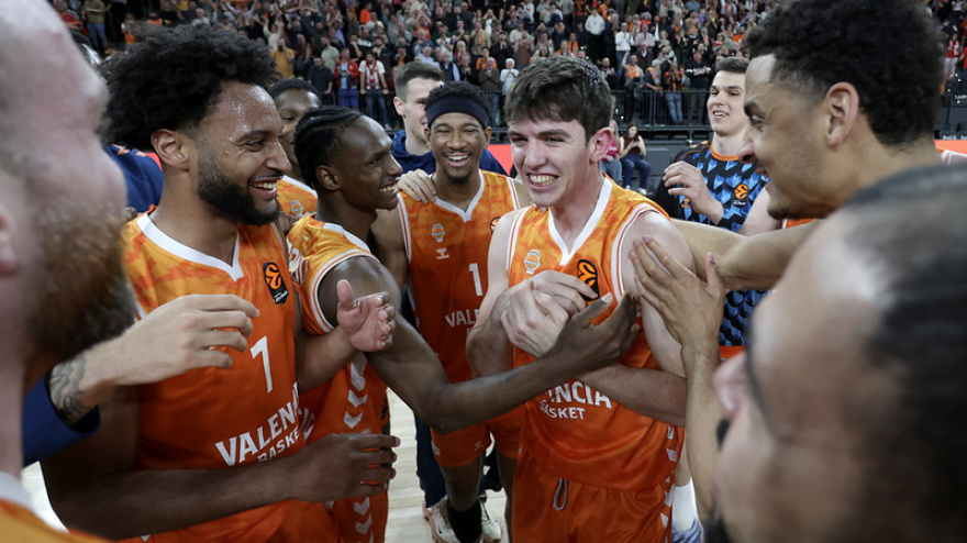 Sergio De Larrea, felicitado por sus compañeros tras anotar dos tiros libres decisivos ante Olympiakos