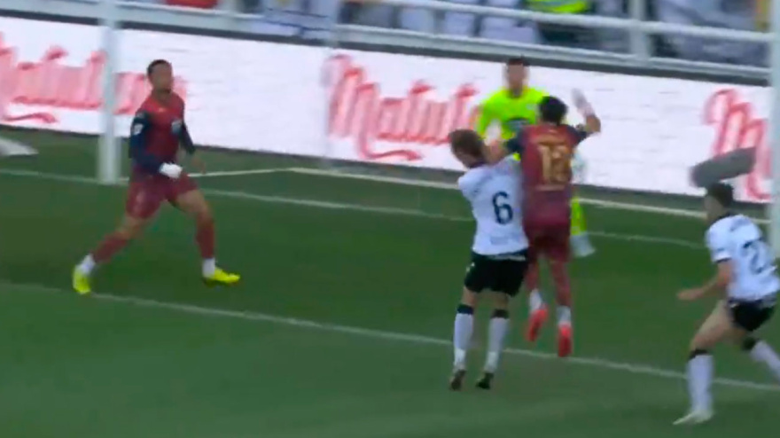 El enfado de Pedro Martín por el penalti pitado a favor del Burgos ante el Dépor, en un partido clave por el ascenso a Primera