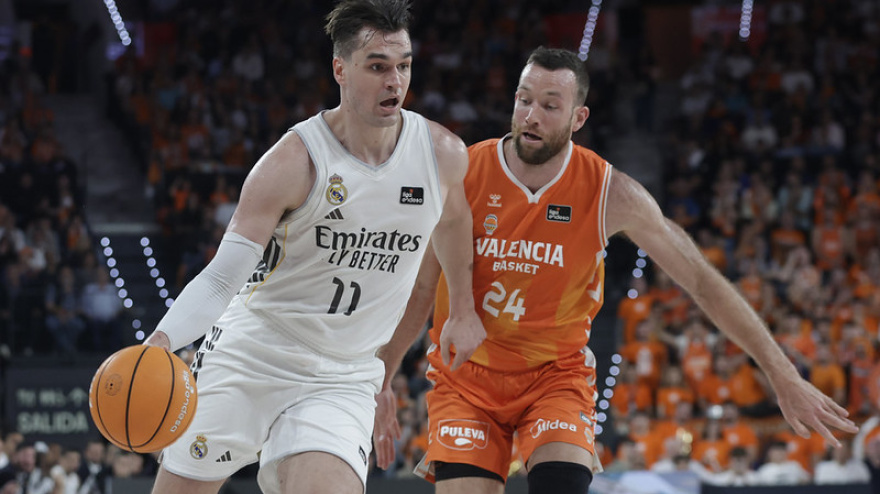 Hezonja penetra a canatsa ante la defensa de Costello