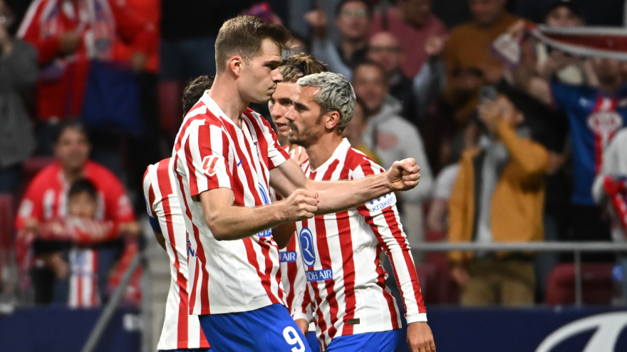 El delantero del Atlético de Madrid Alexander Sørloth (c) celebra tras marcar el 2-1