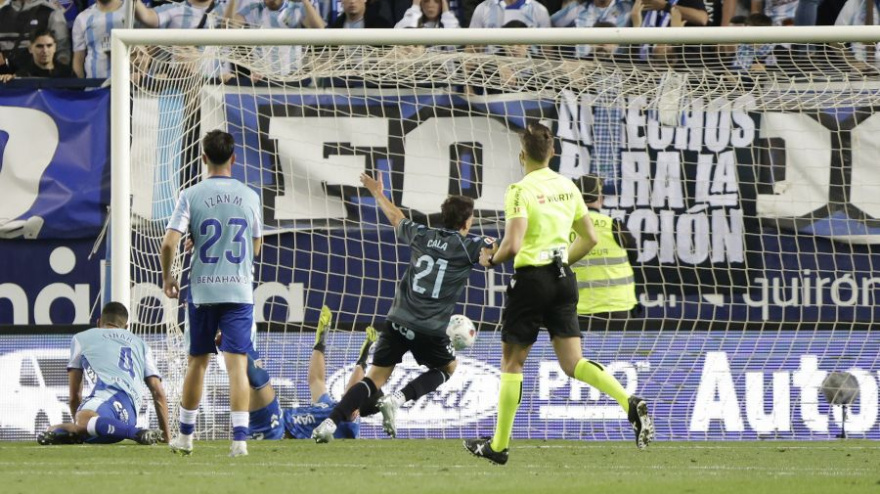 Cala celebra uno de sus goles ante el Málaga