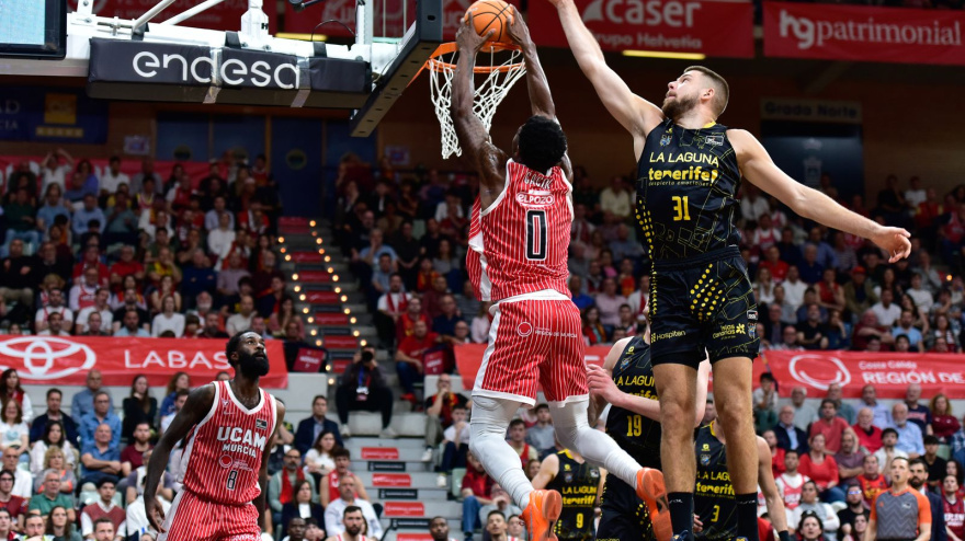 Davontae Cacok volvió a dominar bajo tablero