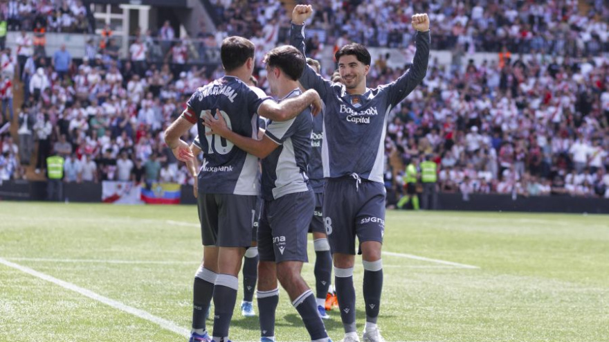 Los jugadores de la Real Sociedad celebran el gol de Oyarzabal ante el Rayo
