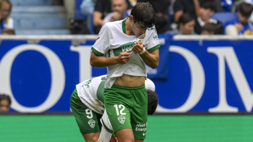 Gonzalo Villar celebra su gol, en el Oviedo - Elche
