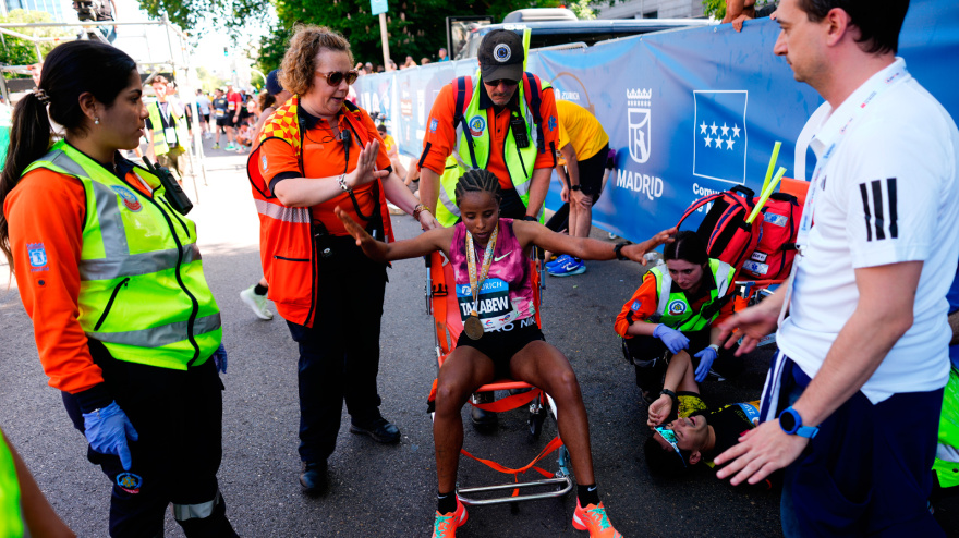 Dos participantes del maratón de Madrid, atendidos por el SAMUR
