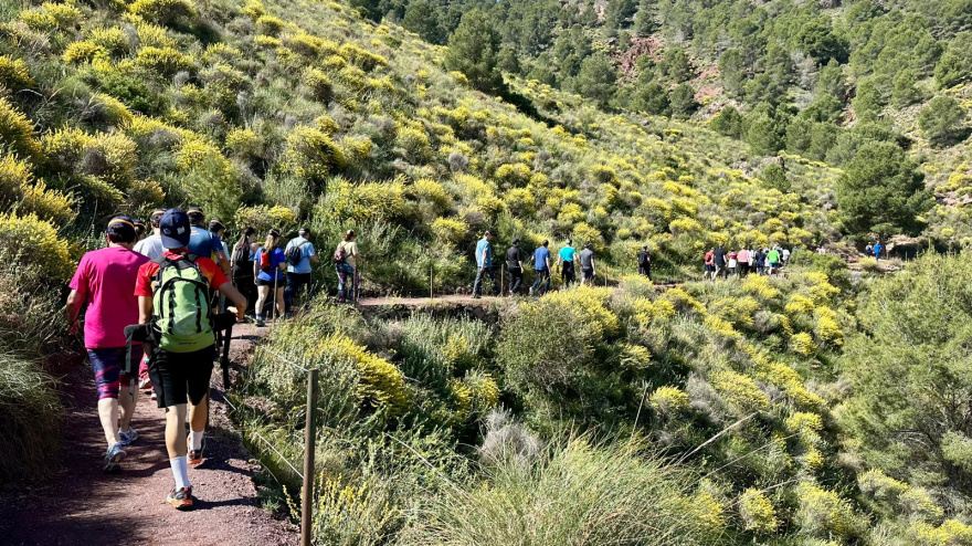 Senderistas en la ruta al Cejo de los Enamorados este domingo