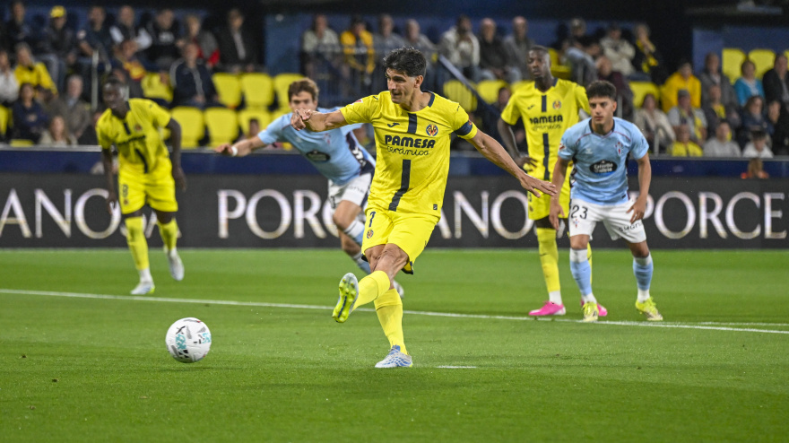 En delantero del Villarreal Gerard Moreno marca el primer gol del equipo de penalti