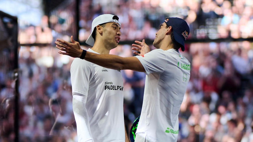 Lebrón y Augsburger celebran la victoria.