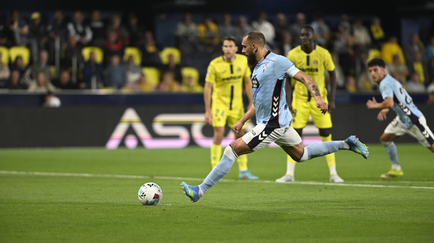 El delantero del Celta Borja Iglesias marca el primer gol del equipo de penalti
