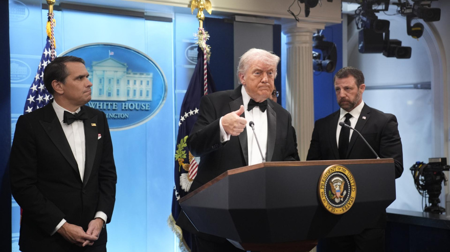 El presidente estadounidense Donald Trump habla con los periodistas en la sala de prensa de la Casa Blanca tras un tiroteo en las afueras del hotel Washington Hilton.