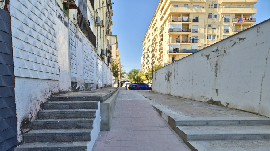 Acceso a un bloque de pisos en el barrio de La Orden, en Huelva.