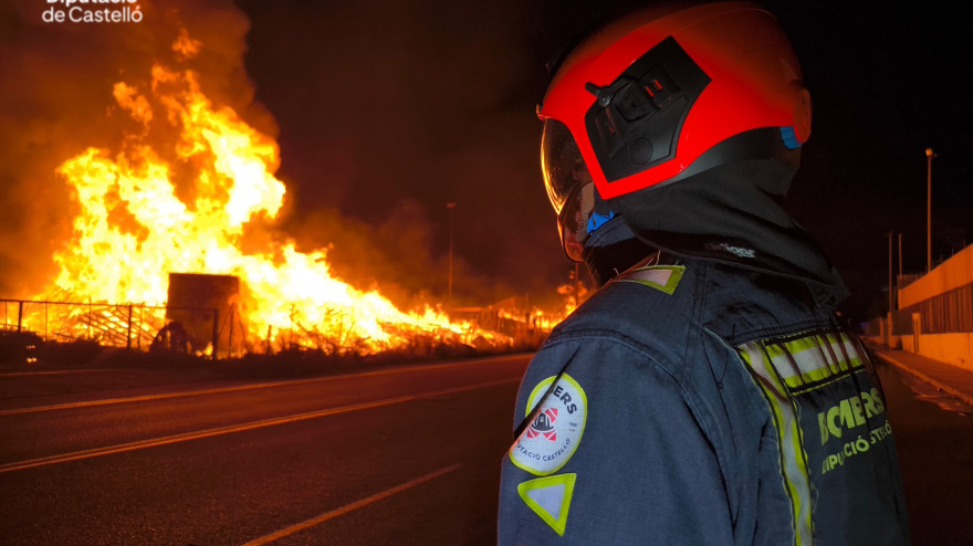 Así ha sido la actuación de los bomberos en el incendio de la planta de reciclaje de Onda