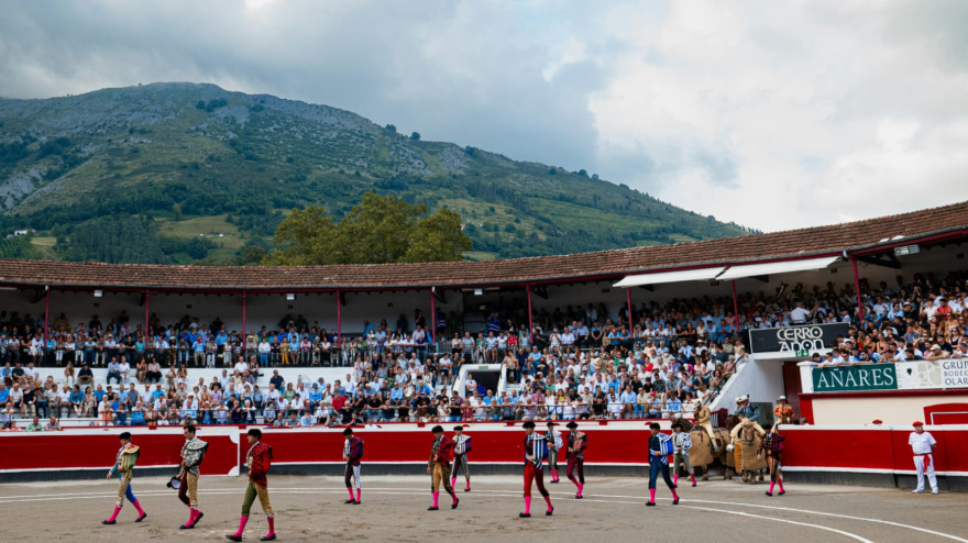 Paseíllo en la plaza de toros de Azpeitia