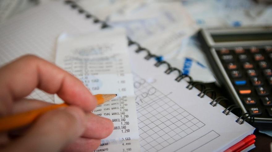 el profesor titular de economía de la Universidad de Barcelona (UB), Gonzalo Bernardos, ha ofrecido un análisis crítico en el programa “Herrera en COPE Cataluña”, donde ha calificado la política fiscal actual de “extremadamente injusta”