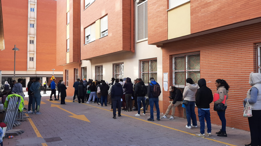 Colas de inmigrantes a las puertas de servicios sociales