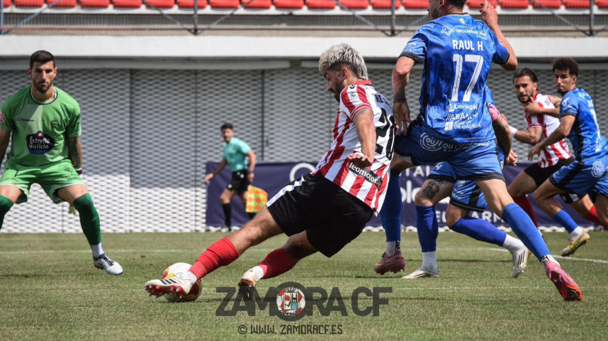 Miki Codina pone un centro en el partido del Zamora CF ante el Ourense