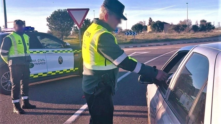 Agentes de la guardia civil de tráfico de Zamora en un control