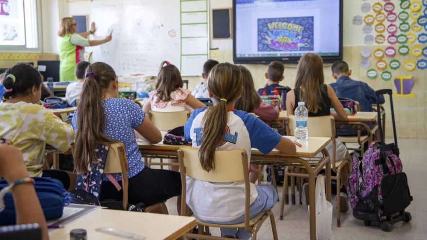 Una imagen de unos niños en un aula escolar