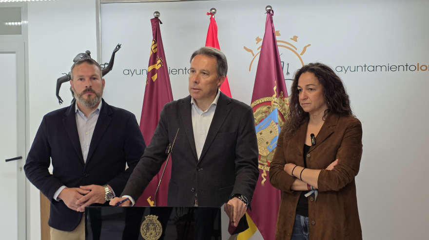 El alcalde Fulgencio  Gil, del Pp, con concejales de Vox y el PSOE en la presentación de la moción conjunta