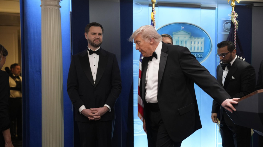 El presidente estadounidense Donald Trump (C-R) sale de la sala de prensa de la Casa Blanca después de que un tiroteo en las afueras del salón de baile del hotel Washington Hilton, donde se celebraba la cena de corresponsales de la Casa Blanca, provocara el aplazamiento del evento en Washington, DC, EE. UU.