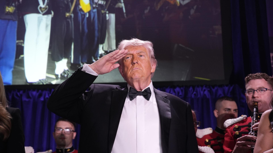 El presidente estadounidense Donald Trump participa en la cena de la Asociación de Corresponsales de la Casa Blanca en Washington, DC, EE. UU.