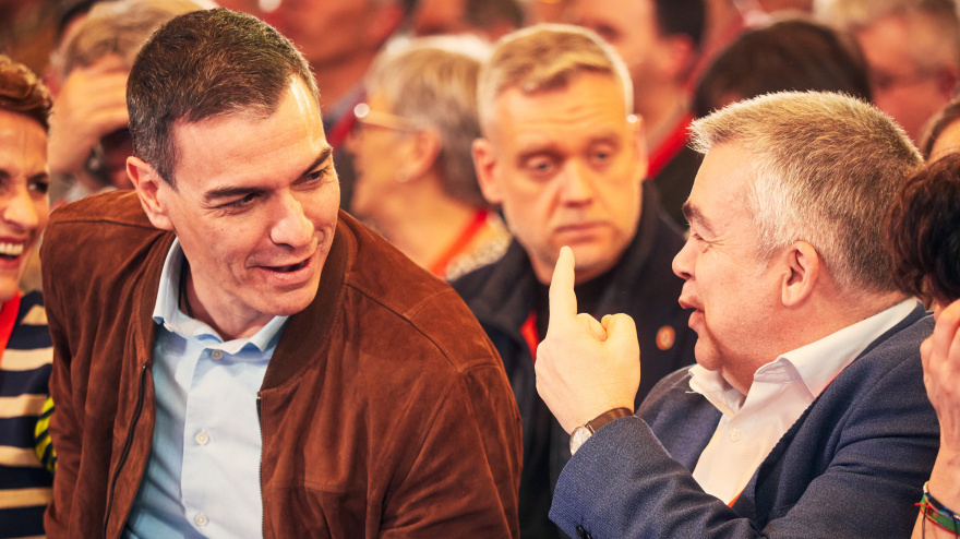 El secretario general del PSOE y presidente del Gobierno de España, Pedro Sánchez (i) y el secretario de Organización del PSOE, Santos Cerdán (d).
