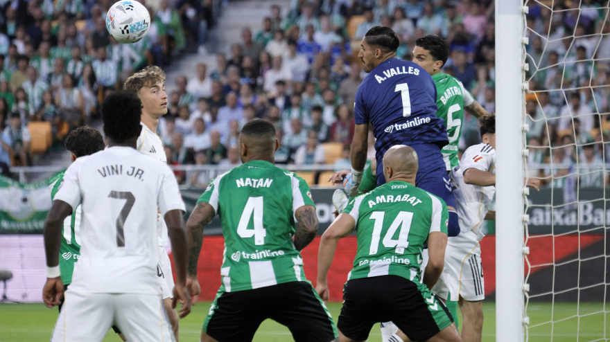Spanish La Liga EA Sports soccer match Real Betis vs Real Madrid at La Cartuja Stadium in Sevilla, Spain. 24 April 2026HuijsenJORNADA 32 LIGA EA SPORTS 1ª DIVISION900/Cordon Press