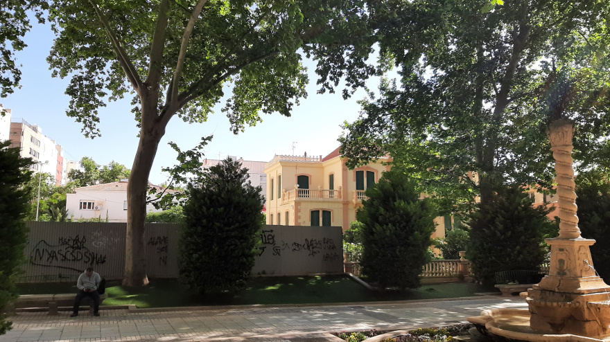 Alameda de la Constitución de Lorca, con la valla al fondo que oculta el solar donde se podrá construir y que ahora se usa como parking