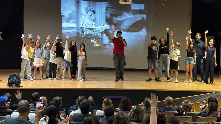 El rapero Arché junto con el alumnado del CEIP El Llebeig en la presentación del videoclip