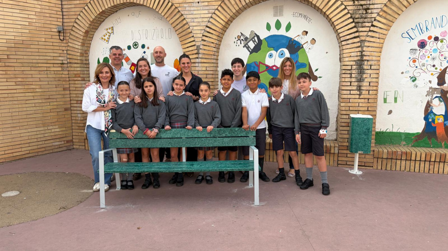 Enhol Y Jata con los alumnos de la Compañia de María