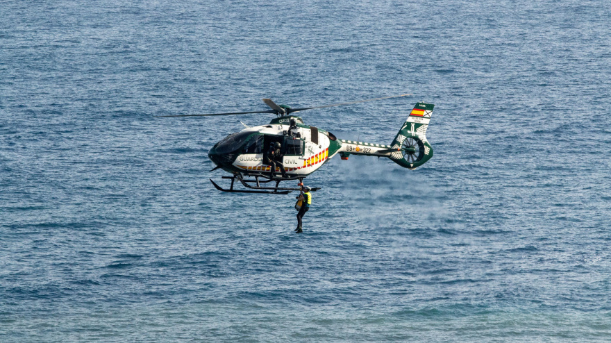 Un helicóptero de la Guardia Civil ha rescatado en la tarde de este lunes el cuerpo sin vida de un hombre que se encontraba atrapado entre las rocas de un acantilado en Albuñol (Granada), según ha indicado a EFE el instituto armado.