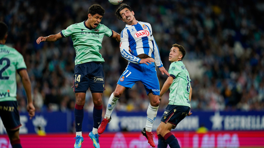 Pere Milla fue titular ante el Levante en otro partido que acabó sin victoria para el equipo blanquiazul.