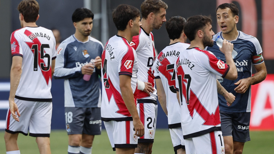 MADRID, 26/04/2026.- El delantero de la Real Sociedad Mikel Oyarzabal (c) conversa con los jugadores del Rayo Vallecano durante el partido de LaLiga entre el Rayo Vallecano y la Real Sociedad celebrado en el estadio de Vallecas en Madrid, este domingo. EFE/Mariscal