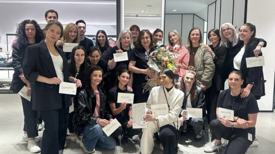 Lola recibe el cariño de sus compañeras por sus años de dedicación en Inditex