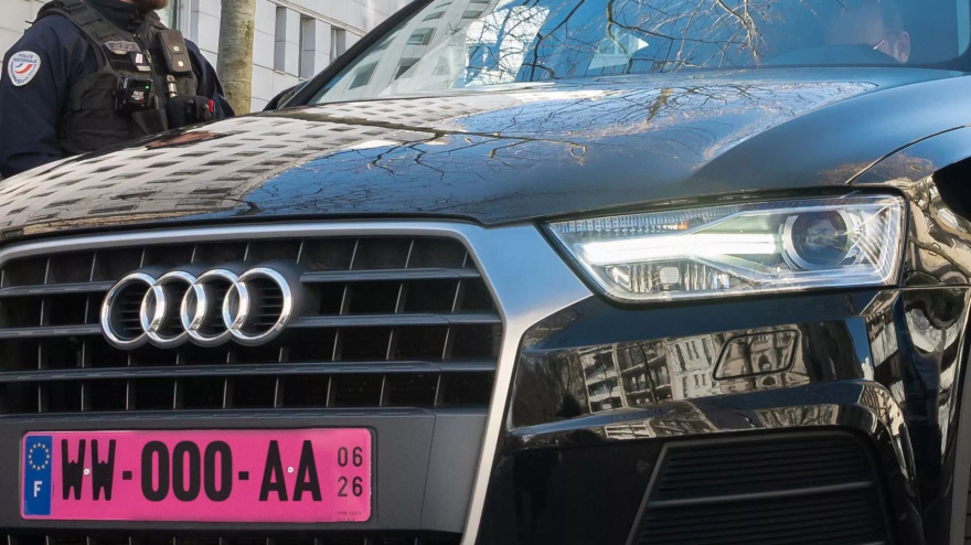 Un coche con matrícula rosa