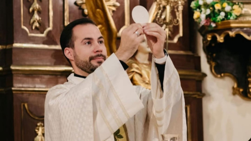 El cura influencer Fidel Gómez Leal en la España rural