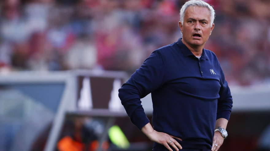 El entrenador del Benfica, José Mourinho, reacciona durante el partido de fútbol de la Primera Liga portuguesa entre Benfica y Moreirense en Lisboa, Portugal.