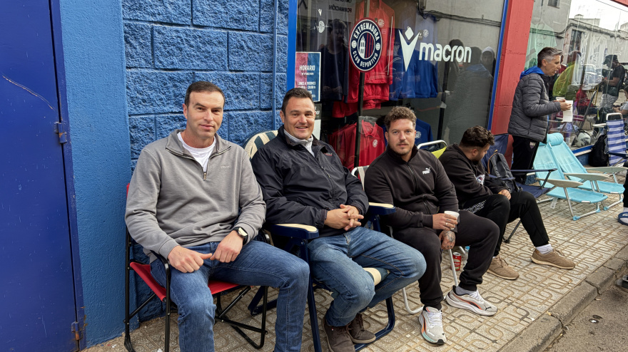 Un grupo de amigos de Hornachos, los primeros en llegar