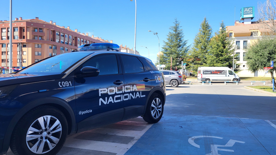 Policía Nacional en el barrio del sector 8 en Palencia
