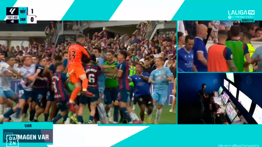 Momento del puñetazo de Dani Jiménez a Andrada en el Huesca-Zaragoza