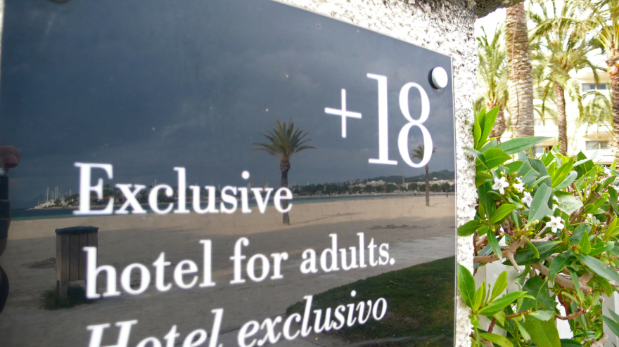 Cartel de un hotel para adultos, España, Baleares, Mallorca