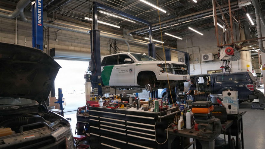 Los vehículos se reparan en el taller de mantenimiento de la flota del Sector de San Diego de la Patrulla Fronteriza de los EE. UU., en San Diego, California.