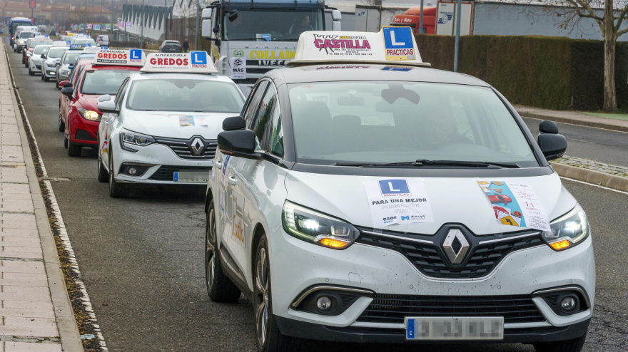 Marcha lenta de coches de autoescuelas de Ávila para reivindicar el aumento de exámenes prácticos para la obtención del permiso de conducir y reducir así la lista de espera existente