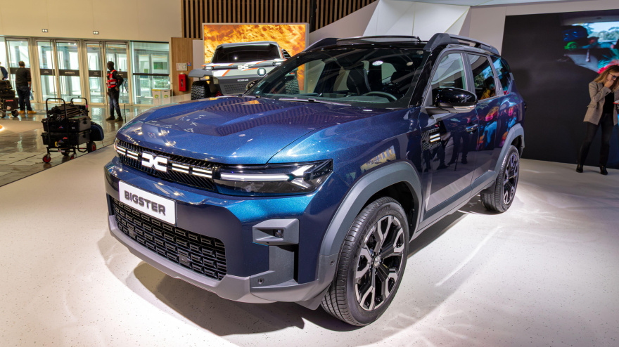 Automóvil Dacia Bigster expuesto en el Salón del Automóvil de París. París, Francia.