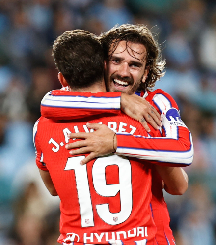 Julián Álvarez y Griezmann celebran el gol marcado en Balaídos en el minuto 90