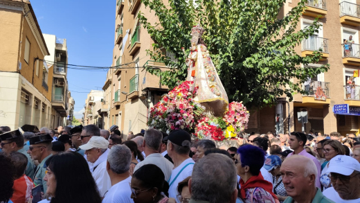 La Virgen de la Fuensanta a su paso por el Barrio del Progreso